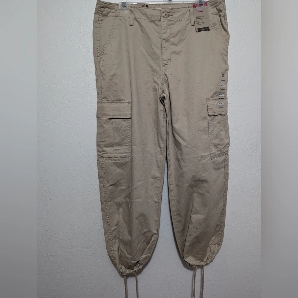 NWT Levi's Women's '94 Baggy Cargos Size 31x30 - Picture 2 of 9
